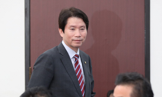 더불어민주당 이인영 원내대표가 7일 오전 국회에서 열린 정책조정회의에 참석하고 있다. (사진=연합뉴스)